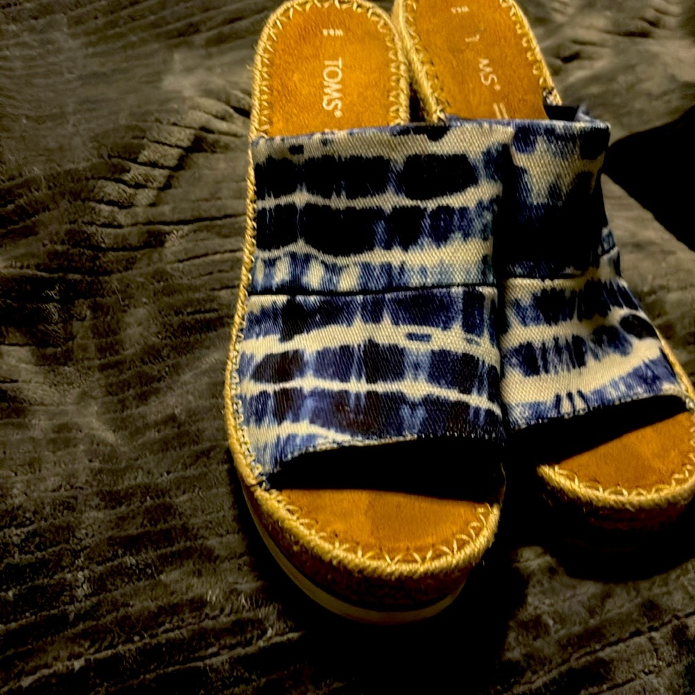 tom’s canvas tie-dye with blue and white open heel open toed wedges.